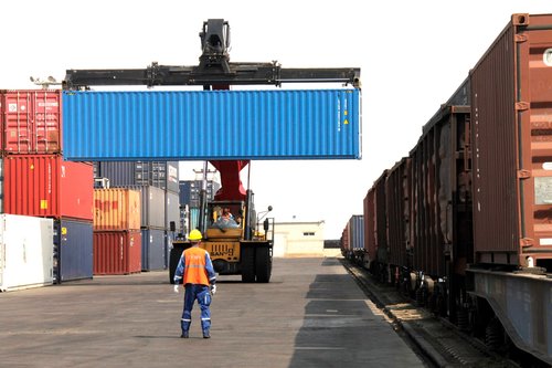 Гааль, төмөр замынхны дунд иргэд хохирч байна